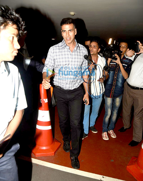 akshay kumar returns from hyderabad 8