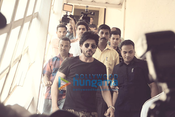 shah rukh khan snapped on the sets of raees with ritesh sidhwani rahul dholakia 2