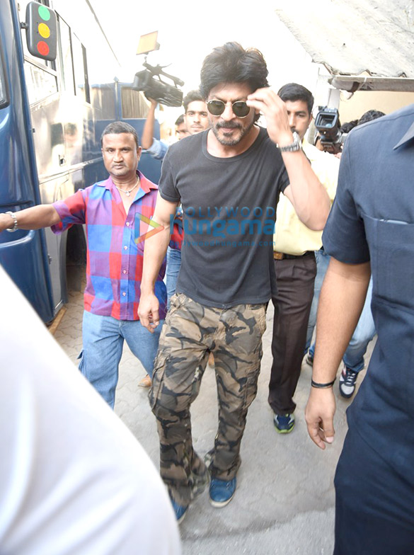 shah rukh khan snapped on the sets of raees with ritesh sidhwani rahul dholakia 3