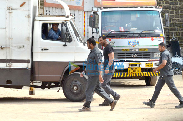 john abraham sonakshi sinha snapped on the sets of force 2 6