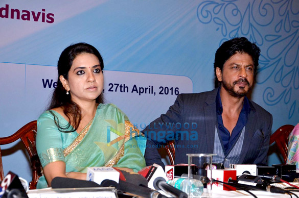 shah rukh khan at the launch of shaina ncs book movers makers 5