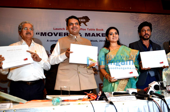 shah rukh khan at the launch of shaina ncs book movers makers 2