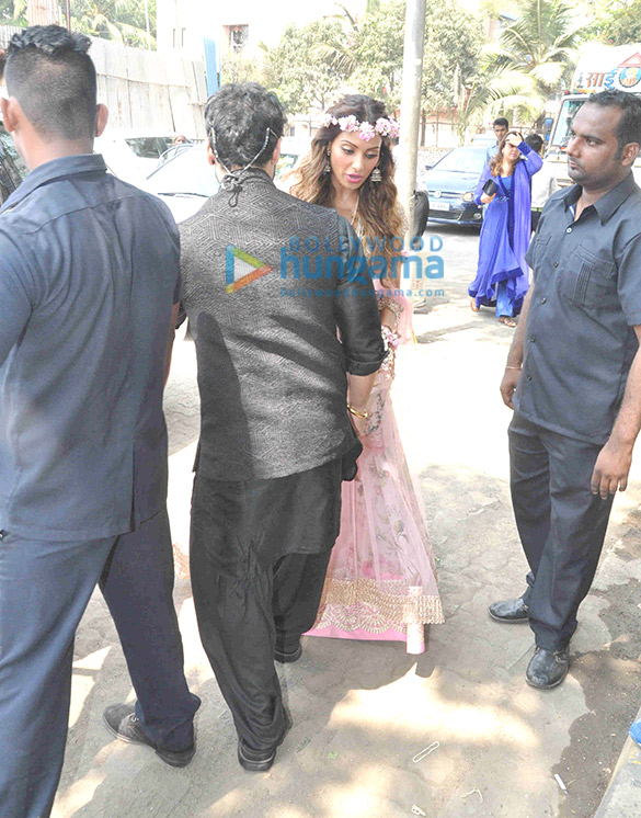 bipasha basu snapped as she arrives for her mehndi ceremony 5