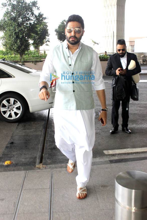 kareena kapoor khan shilpa shetty others snapped at the airport 8