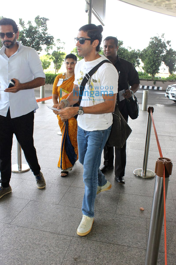 farhan akhtar sanjay dutt snapped at the domestic airport 6