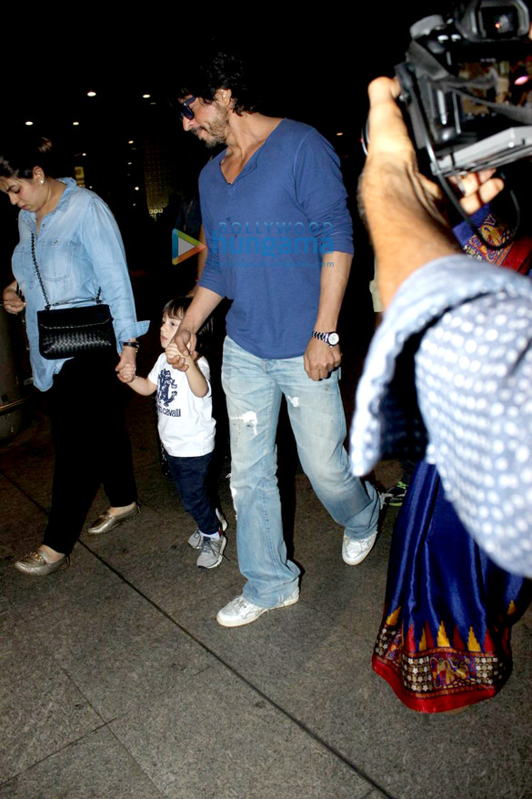 shah rukh khan and juhi chawla snapped at the airport returning after the kkr match in kolkata 8