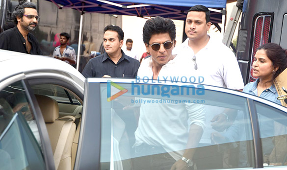 shah rukh khan snapped on the sets of an ad shoot 6