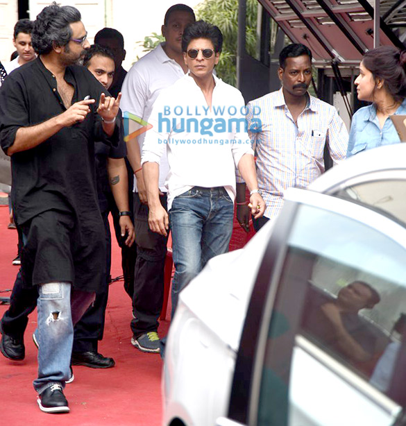 shah rukh khan snapped on the sets of an ad shoot 5