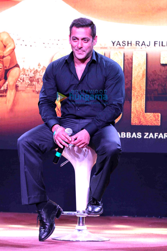 salman khan anushka sharma at the trailer launch of sultan 5