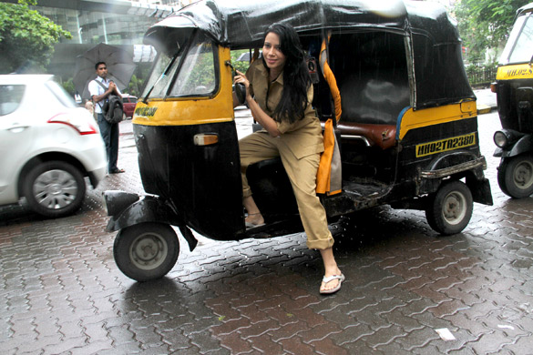 rozlyn khan snapped driving auto rikshaw to support biharis 2