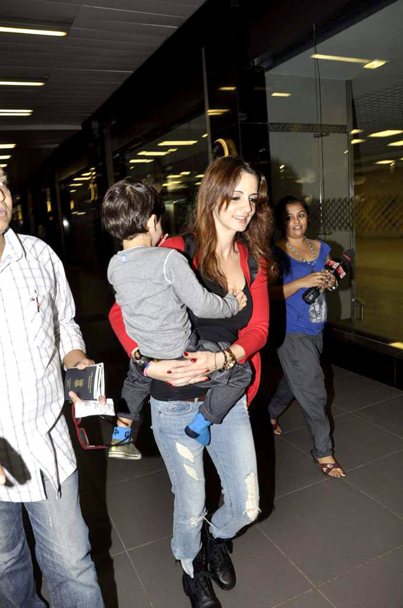 sussanne roshan snapped with her son 3