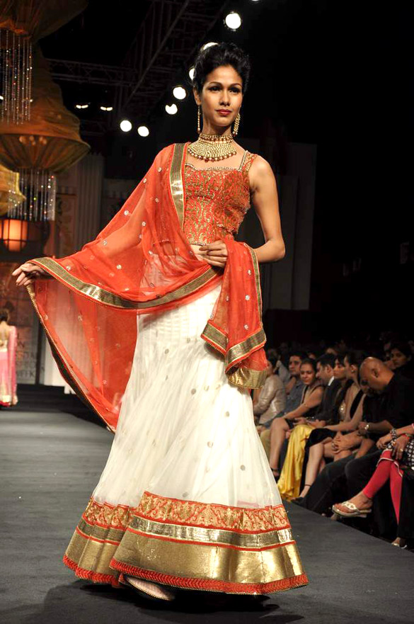 saif sonakshi walk the ramp at aamby valley india bridal fashion week 2012 8