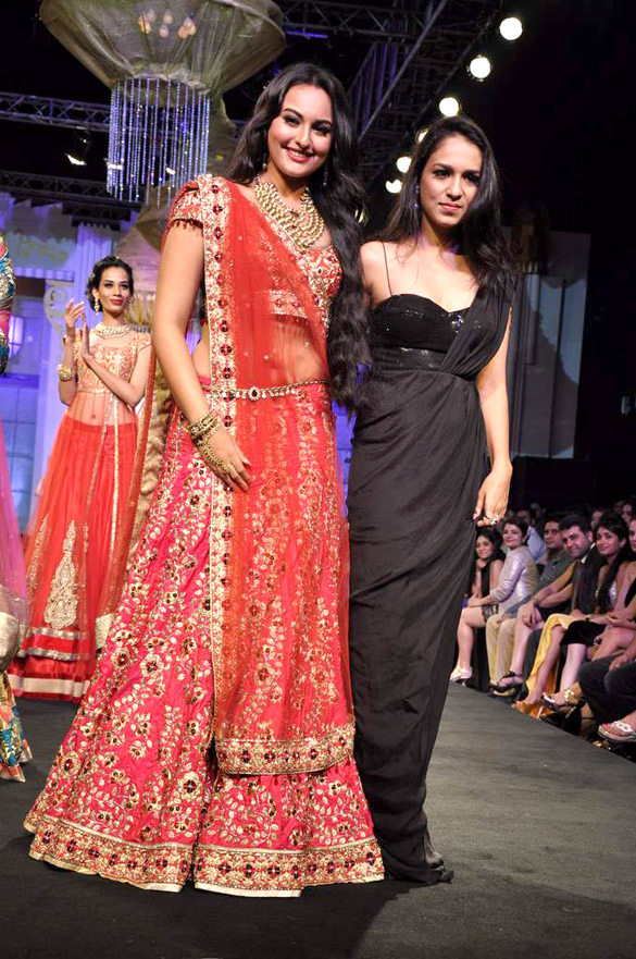 saif sonakshi walk the ramp at aamby valley india bridal fashion week 2012 5