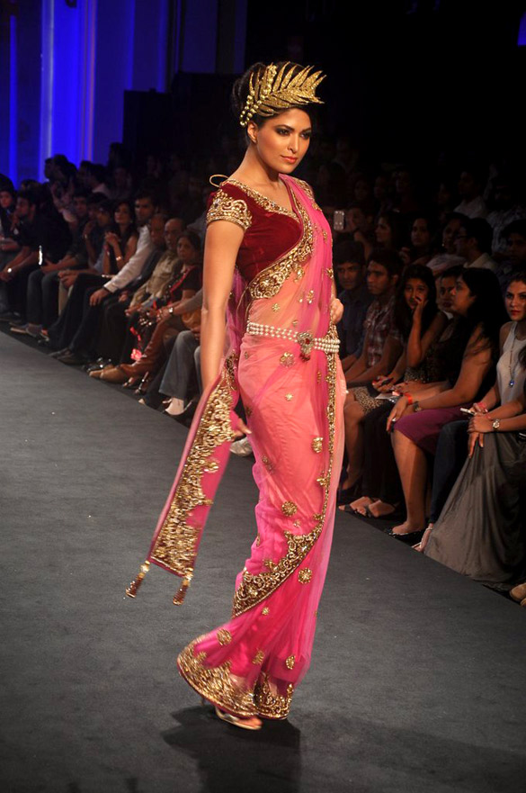 soha walks the ramp at aamby valley india bridal fashion week 2012 6