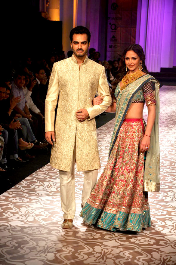 esha deol walks the ramp at aamby valley india bridal fashion week 2012 7