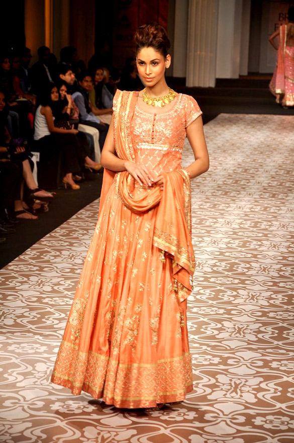esha deol walks the ramp at aamby valley india bridal fashion week 2012 8