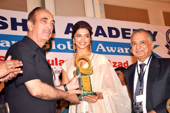 deepika padukone at priyadarshni academy awards 2012 2