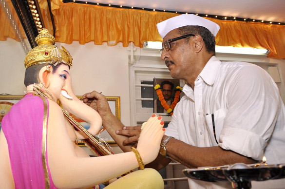 nana patekar celebrates the arrival of lord ganesh 4