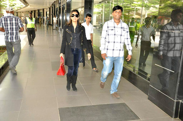 gauri khan clicked at the international airport 2