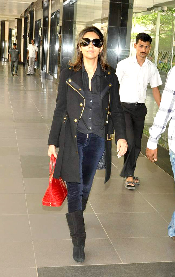 gauri khan clicked at the international airport 7