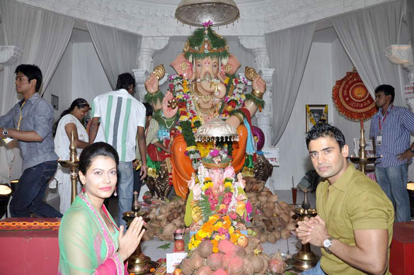 bollywood visits andheri cha raja to take blessing 3