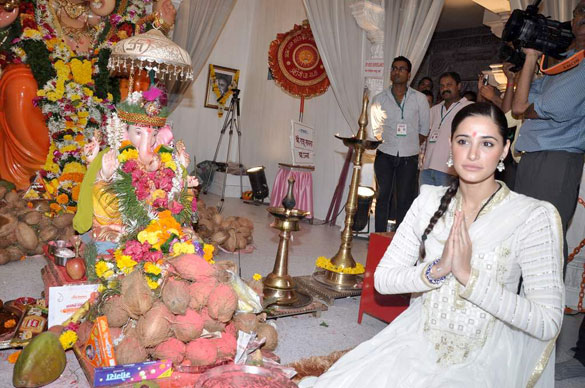bollywood visits andheri cha raja to take blessing 6