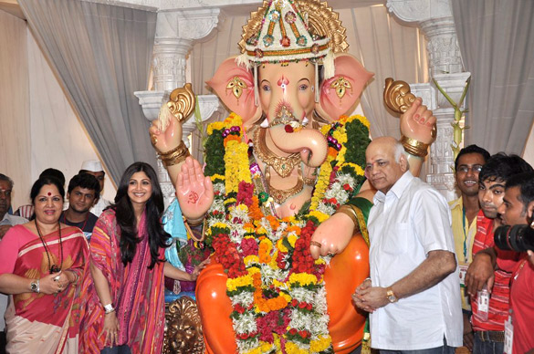 shilpa shetty with her family at andhericha raja 5