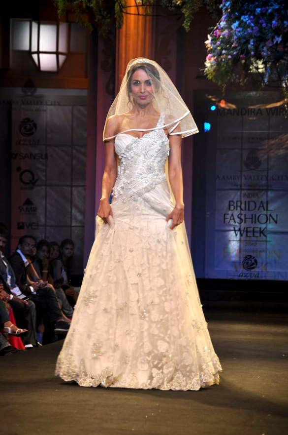malaika arora walks the ramp at aamby valley india bridal fashion week 2012 3