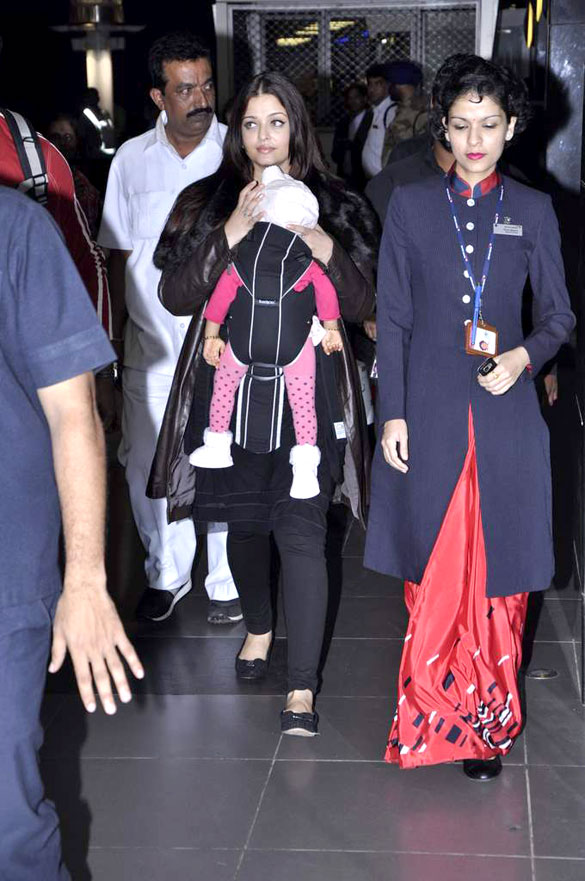 aishwarya rai spotted at the mumbai airport 5