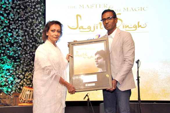 chitra singh pays tribute to jagjit singh on his anniversary 11