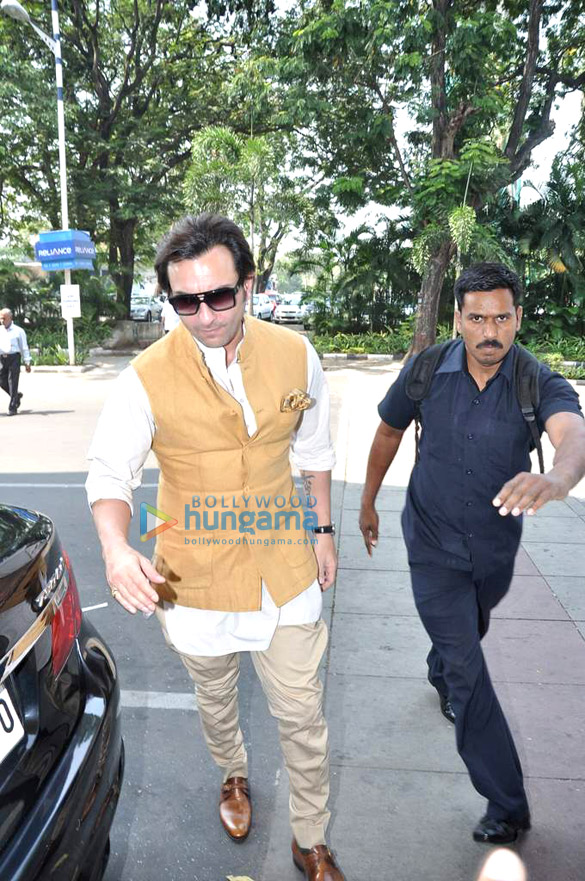 saif kareena snapped while leaving for pataudi 5