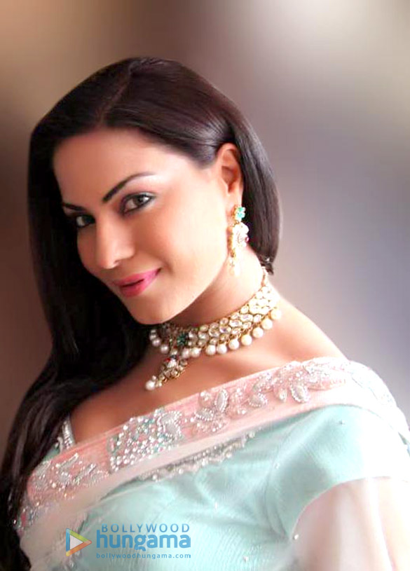 veena malik inaugurates angeethi hotel in patna 4