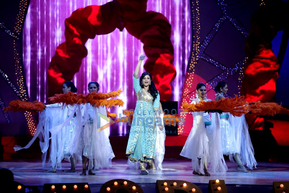 priyanka kareena parineeti perform at peoples choice awards 14