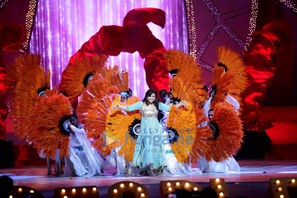 priyanka kareena parineeti perform at peoples choice awards 4