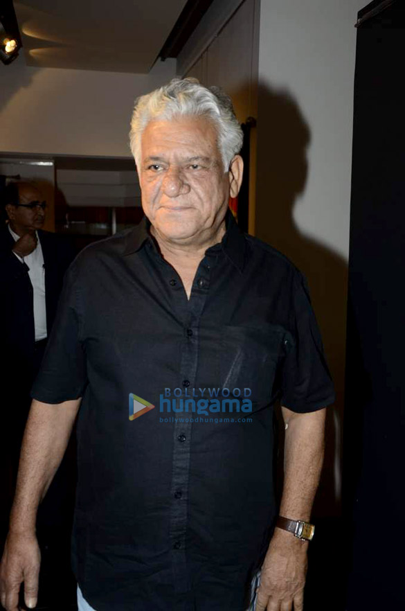 om puri javed akhtar at devangana kumars exhibition 3