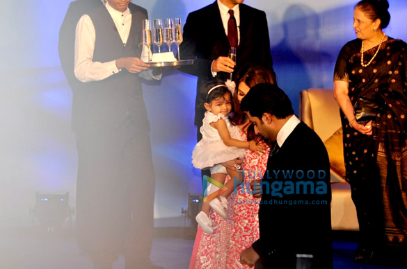 aaradhya snapped with aishwarya family 2