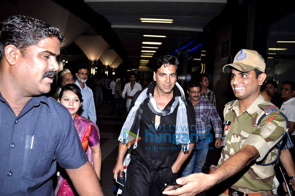akshay kumar snapped at the airport 2