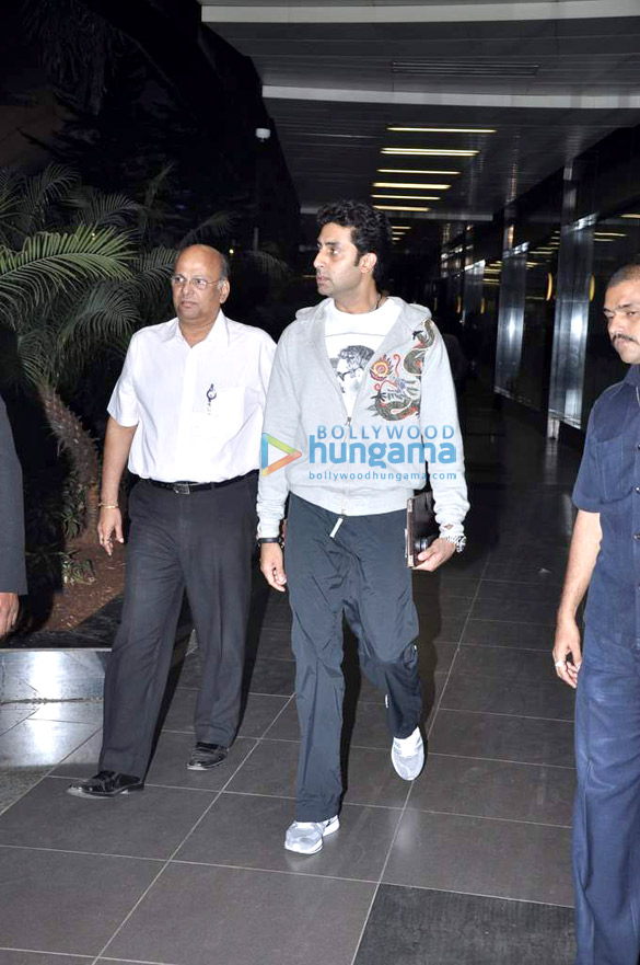 abhishek bachchan clicked at the airport 2