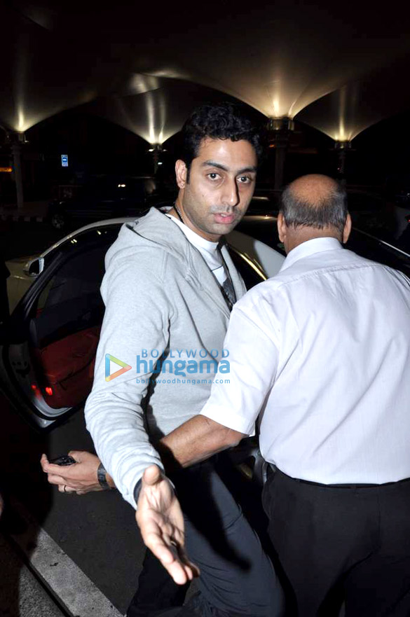 abhishek bachchan clicked at the airport 5