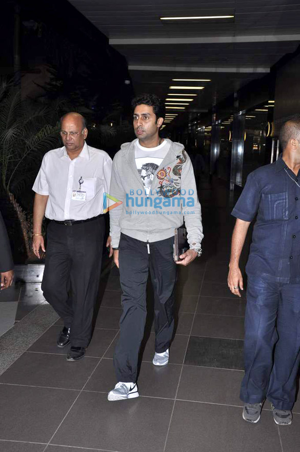 abhishek bachchan clicked at the airport 6