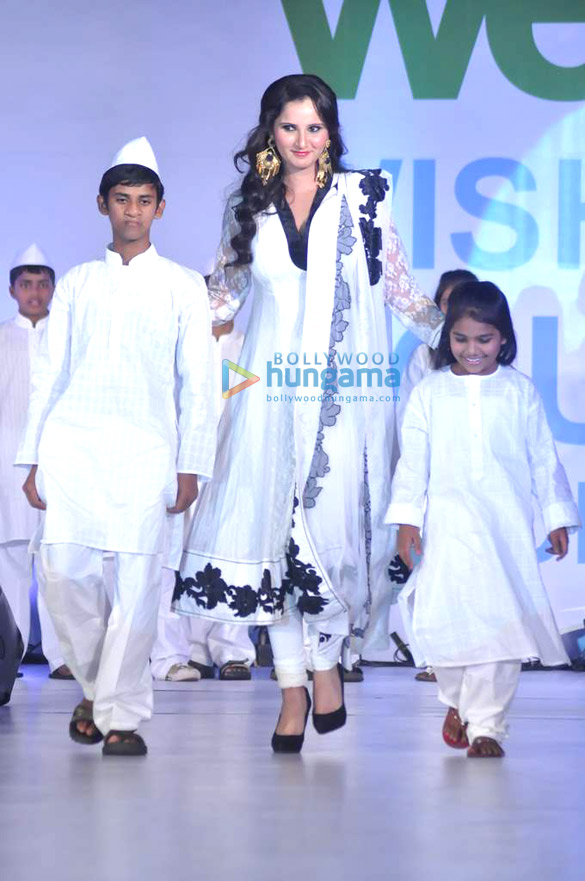 vivek sania others at the global peace fashion show by neeta lulla 6