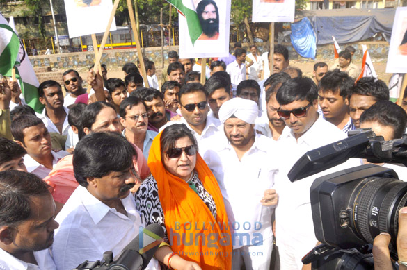 dolly bindra inderpal singh protest against baba ramdev 4
