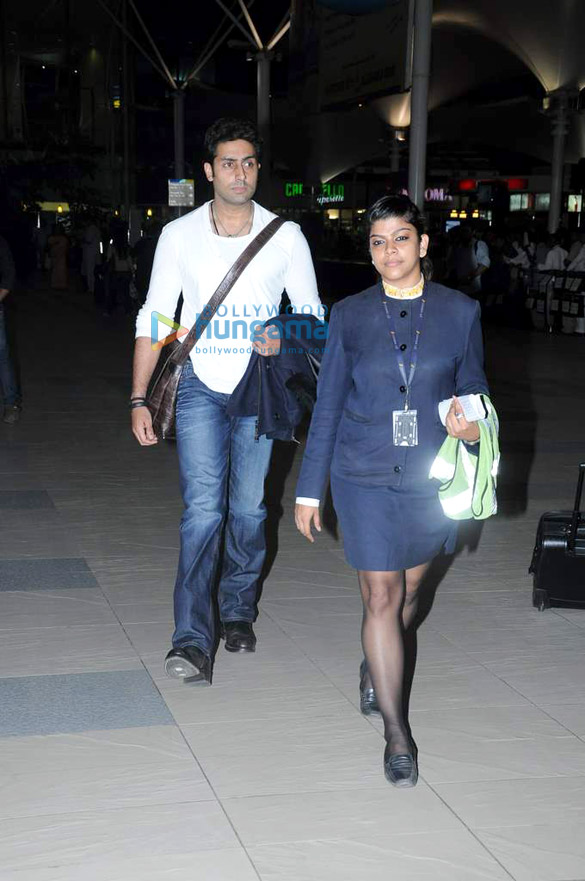 abhishek bachchan spotted at airport 3