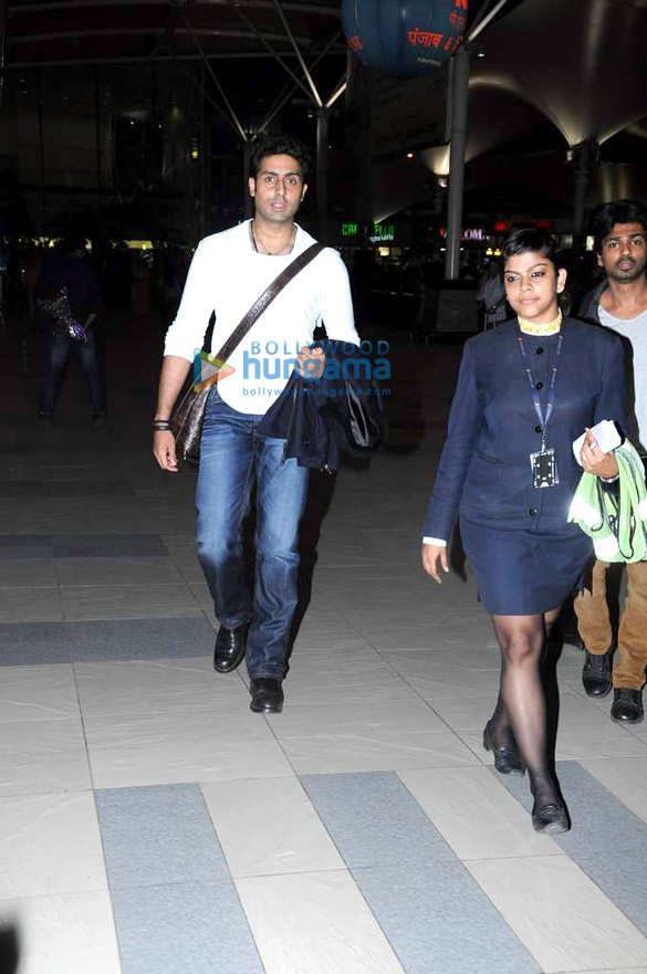 abhishek bachchan spotted at airport 5