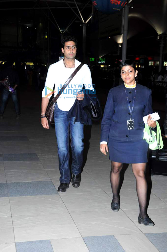 abhishek bachchan spotted at airport 6