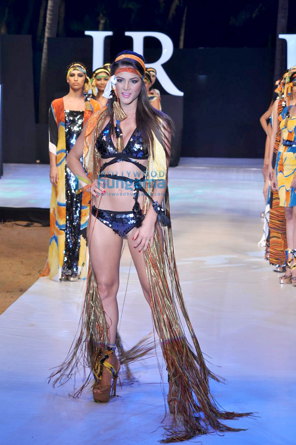 pria kataria puris show at india resort fashion week 2012 7