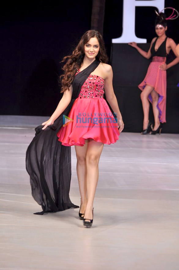 shazahn padamsee walks for sushma patel at india resort fashion week 2012 7
