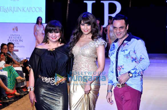 bipasha basu walks for arjun anjalee kapoor at india resort fashion week 2012 2