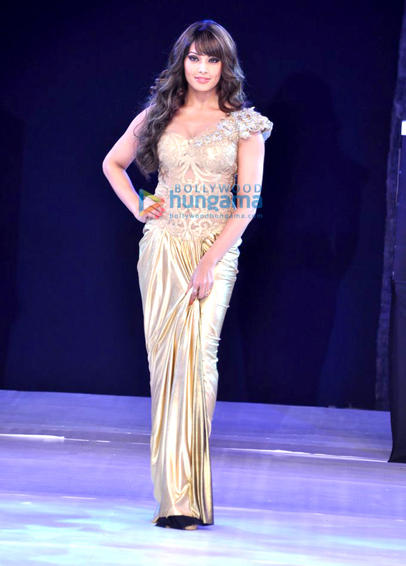bipasha basu walks for arjun anjalee kapoor at india resort fashion week 2012 4