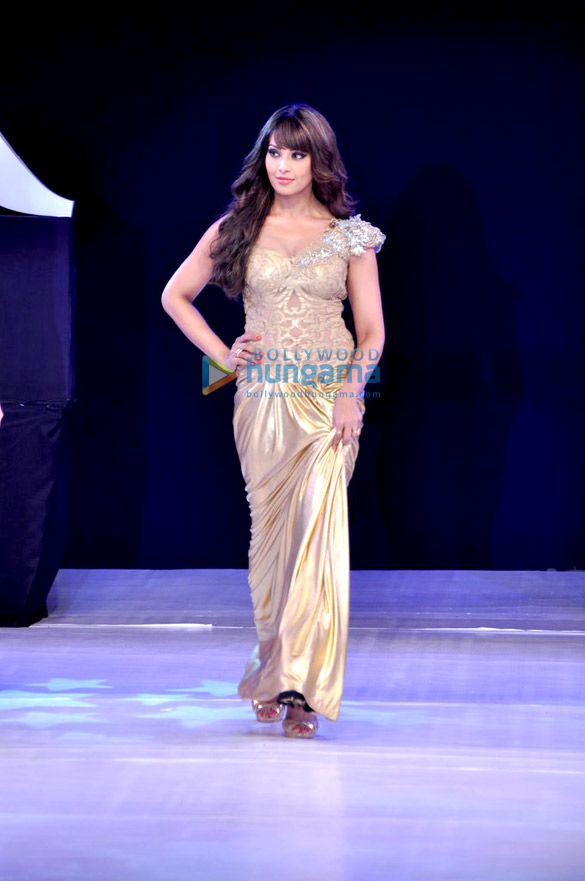bipasha basu walks for arjun anjalee kapoor at india resort fashion week 2012 7